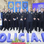 Agentes condecorados con  las medallas al mérito policial en la celebración de los patronos del Cuerpo.-RAÚL G. OCHOA