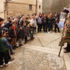 Un actor frente a su público en una ruta teatralizada en Poza de la Sal.-G.G.