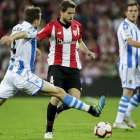 Iñigo Martínez se interna entre la defensa de la Real Sociedad.-EL PERIÓDICO