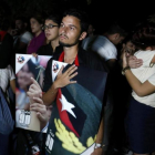 Estudiantes universitarios de La Habana siguen los funerales de Fidel Castro en Santiago por televisión.-REUTERS