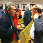 Un bombero muestra su disconformidad al representante sindical de UGT en el Ayuntamiento de Aranda de Duero, Andrés García.-L.V.