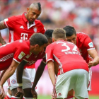 Los jugadores del Bayern hablan antes del lanzamiento de una falta, este sábado en el partido contra el Colonia.-REUTERS / MICHAEL DALDER