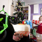 Una emocionada niña abriendo los regalos, entre ellos una bici adaptada a su edad, que le dejaron os Reyes Magos en sus zapatos la noche del 5 de enero.-SANTI OTERO