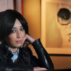 Carolina Gil con un retrato de la actriz Audrey Hepburn, prototipo de lo que la sociedad acepta y difunde como bello-Israel L. Murillo