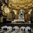 El arzobispo de Granada se postra ante el altar para pedir perdón por los 'escándalos'.-Foto: MAYKA NAVARRO