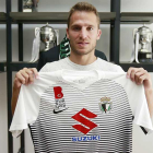 El centrocampista Jagoba Beobide posa con la camiseta del Burgos CF.-Raúl G. Ochoa