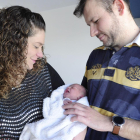 Los padres posan con su hijo recién nacido.-ISRAEL L. MURILLO
