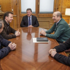 Un momento de la reunión celebrada ayer en la Diputación Provincial, entre Rico (centro) y Argote (a su izquierda).-SANTI OTERO