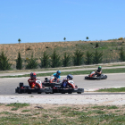 Varios jóvenes pilotan karts en el circuito de Tubilla. ECB