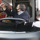 El conductor-perceptor de uno de los nuevos autobuses a gas charla con al alcalde. RAÚL OCHOA