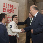 Del Bosque intercambió bromas y saludos con los jóvenes de la asociación.-ICAL