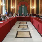 Una de las últimas reuniones del Consejo Social de la ciudad en el Salón Rojo.-RAÚL G. OCHOA
