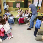 Los niños de primero de Infantil en su primera toma de contacto con su aula azul-RAÚL G. OCHOA