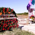 Ofrenda floral dejada a nombre de el 'chapo' Guzmán en la tumba de un narcotraficante amigo.-JUAN CARLOS CRUZ / SEMANARIO PROCESO
