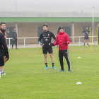 Julián Calero da instrucciones a sus jugadores durante un entrenamiento en las instalaciones de Pallafría. ISRAEL L. MURILLO