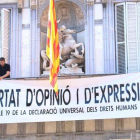 Miembros del equipo de Torra cuelgan una nueva pancarta en el Palau, tras retirar las dos anteriores: Libertad de opinión y expresión.-ACN / BERNAT VILARÓ