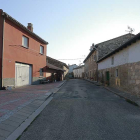 La calle Villagonzalo, del barrio de Villalonquéjar, presenta este estado.-RAÚL G. OCHOA