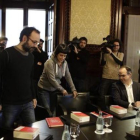 Benet Salellas y Anna Gabriel (CUP) y Jordi Turull y Marta Rovira (Junts pel Sí), en la reunión de la Junta de Portavoces del Parlament, ayer.-ALBERT BERTRAN