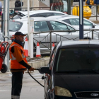 Repostaje de gasolina en un área de servicio de Burgos. SANTI OTERO