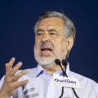 Alejandro Guillier se dirige a sus seguidores, en el cierre de campaña, en el exterior del Palacio de la Moneda, en Santiago, el 14 de diciembre.-/ AP / ESTEBAN FELIX