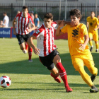 Soto, autor del gol blanquinegro, pugna con un defensor del Athletic B.-SANTI OTERO