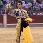 Morenito en Las Ventas muestra uno de sus trofeos.-ECB