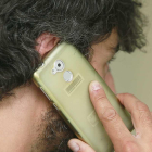 Un hombre habla por el teléfono móvil.-RAÚL G. OCHOA