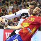 El alemán Erik Schmidt tapona el tiro de Gedeón Guardiola durante la final del europeo de balonmano.-EFE / STANISLAW ROZPEDZIK