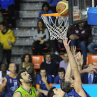 Jorge García fuerza el lanzamiento en el último partido. -ISRAEL L. MURILLO