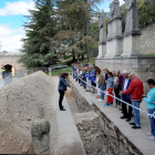 Un grupo de personas atiende a las explicaciones de Monzón sobre las excavaciones.-ISRAEL L. MURILLO