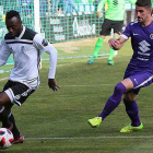 Undabarrena persigue a Owusu durante el partido de ayer en El Helmántico.-ISABEL ANDRÉS