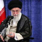 El ayatolá Alí Jamenei en una reunión con miembros del Gobierno iraní el 23 de mayo.-OFICINA DEL LÍDER SUPREMO IRANÍ (AFP)