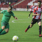 Juanma encara al burgalés Michel Zabaco durante el choque de ayer.-BURGOS CF