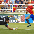 El centrocampista de la selección española sub-21, Mikel Merino (d), consigue el primer gol ante el guardameta de la selección italiana, Simone Scuffe-EFE