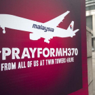 Cartel en recuerdo del vuelo MH370 de Malaysia Airlines, este viernes en el centro de Kuala Lumpur.-EFE / AHMAD YUSNI