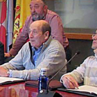 Ernesto Argote (segundo por la derecha) en calidad de concejal durante una reunión de la pasada legislatura.-E.M.