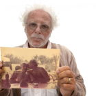 Siegfried Meir, en una imagen de 2013, sujeta una foto con Navazo en Ibiza.-ICAL