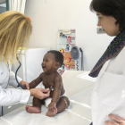 Una médico y una enfermera atienden ayer a un niño en un centro de salud de la capital.-Israel L. Murillo