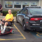 Un agente estaciona el vehículo de la policía en una plaza de discapacitados mientras desayuna.-Foto: THE TOOLMAN