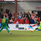 Pedro realiza un remate a puerta durante el choque disputado ayer en Anduva.-ALFONSO G. MARDONES
