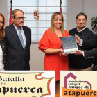 Un momento de la entrega del reconocimiento a la asociación por su labor de promoción de la historia de la villa.-I. L.M.