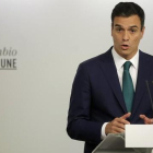El secretario general del PSOE, Pedro Sánchez, durante su comparecencia ante los medios tras ser aprobada la declaración independentista en el Parlament.-JOSÉ LUIS ROCA