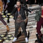 Timberlake y su calzado, durante la actuación de la Super Bowl 2018, este lunes.-AFP / ANGELA WEISS