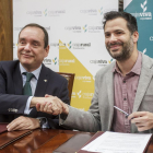 Ramón Sobremonte y Simón Menéndez sellan el acuerdo.-ISRAEL L. MURILLO