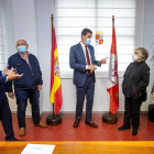 En el centro, Ibáñez conversa con la alcaldesa de Ahedo de Bureba. SANTI OTERO