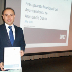 El nuevo concejal de Hacienda, con el documento de los Presupuestos presentado ayer.-L. V.