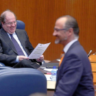 El portavoz de C’s, Luis Fuentes, pasa junto al presidente de la Junta, Juan Vicente Herrera, en el Pleno de ayer.-ICAL