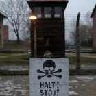 Una señal de alto, en alemán y en polaco, en el campo de exterminio de Auschwitz, durante la conmemoración del aniversario de la liberación, el pasado 27 de enero.-REUTERS / KACPER PEMPEL