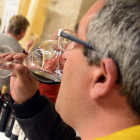 Un asistente a la presentación de la nueva añada cata un vino de la DO del Arlanza.-RICARDO ORDÓÑEZ (ICAL)