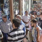 Imagen de la cola generada en las puertas del local habilitado antes del inicio de las puertas, ayer.-SANTI OTERO 